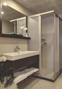 伊兹密尔苏苏鲁亚特兰蒂斯酒店的一间带水槽和淋浴的浴室