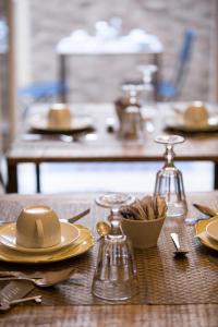 罗马DEM旅馆的一张木桌,上面有盘子和餐具