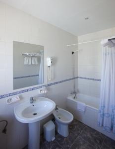 阿尔沃洛特拉斯特拉萨斯酒店的浴室配有盥洗盆、卫生间和浴缸。