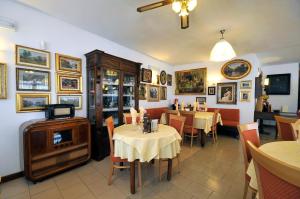 蒙法尔科内艾坎比迪马塞罗酒店的一间设有两张桌子和炉灶的餐厅
