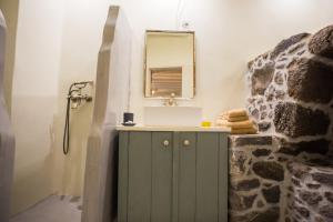 EmporeiósPyrgos Stone House的一间带水槽和水槽的浴室