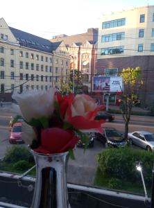 加里宁格勒莫斯科站公寓的花瓶装满鲜花的窗户