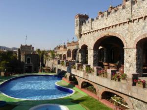 瓜纳华托卡斯提罗桑塔赛斯利亚酒店的一座在庭院中设有游泳池的建筑
