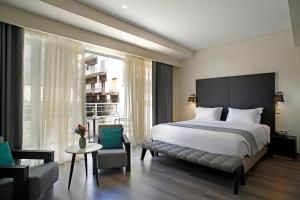雅典菱形酒店的卧室配有床、椅子和窗户。