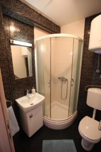 卡什泰拉安娜玛利亚公寓的带淋浴、盥洗盆和卫生间的浴室