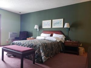 KewauneeHarbor Lights Lodge的一间卧室设有一张床和蓝色的墙壁