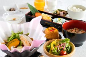 Minamimaki八岳格雷斯酒店度假村的桌上放着一盘食物的盘子