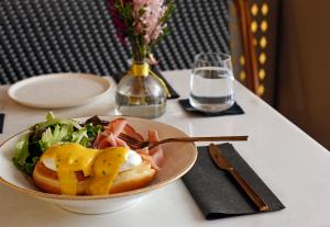 雅典菱形酒店的桌上一碗食物,上面有一盘食物