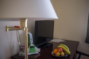 比尔森Hotel U Salzmannů的一张桌子,上面有一盏灯和一碗水果