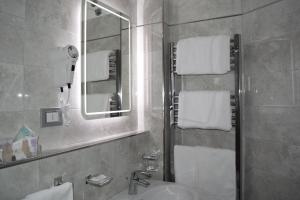 瓦拉泽丽多酒店的一间带水槽和镜子的浴室