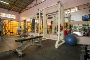 Kiserian史密斯酒店 的一间健身房,里面设有长凳和举重设施