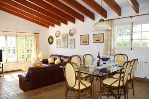 比尼贝卡Villa Binigo的客厅配有桌椅和沙发