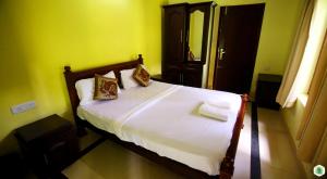 KenichiraHiliya Resort的一间卧室配有带白色床单和枕头的床。