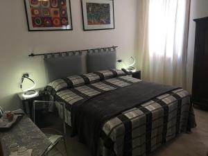 威尼斯阿尔伯格玛林酒店的一间卧室配有一张带铺着平底毯的床