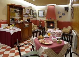 卢阿尔卡卢阿尔卡酒店的一间带2张桌子和壁炉的用餐室
