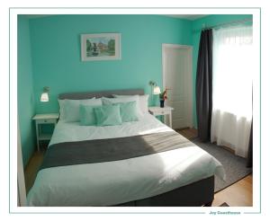 希欧福克Joy Guesthouse的一间卧室配有一张带蓝色墙壁的大床
