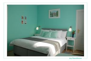 希欧福克Joy Guesthouse的蓝色的卧室,配有一张蓝色墙壁的床