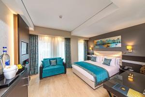 伊斯坦布尔Mukarnas Taksim Hotel的配有一张床和一把椅子的酒店客房