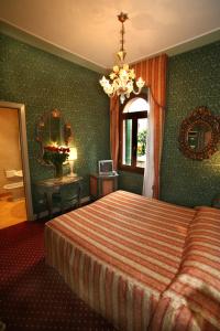威尼斯洛坎达卡德布罗基酒店的酒店客房,配有床和镜子