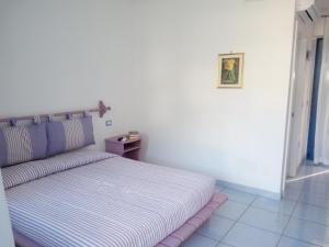 马蒂纳塔B&B Conca del Faro的一间小卧室,配有一张床和一张桌子