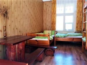 斯托尼拉斯奇Zbójnicki Ostęp的客房设有两张床、一张桌子和一扇窗户。