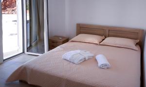 斯塔里斯Villa Xenia Stalis的一间卧室配有一张床,上面有两条毛巾