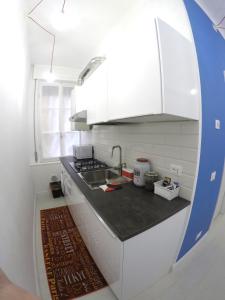 斯培西亚Interno5 Apartment的厨房配有水槽和台面