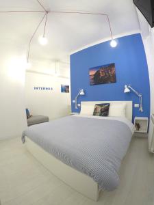 斯培西亚Interno5 Apartment的一间设有一张蓝色墙壁床铺的卧室