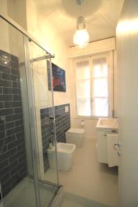 斯培西亚Interno5 Apartment的带淋浴、卫生间和盥洗盆的浴室