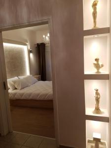 雅典JOHN BEAUTY 50m2, METRO and ACROPOLIS 5'的一间卧室配有一张床和镜子