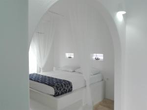 Megálon ChoríonTilos Island house的一间白色客房内的床铺卧室