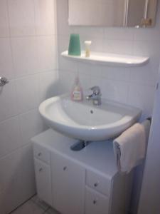 尼尔斯泰因楚库弗尔申科酒店的白色的浴室设有水槽和镜子