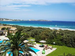圣玛丽亚卡里米拉帕罗酒店 的享有海滩和海洋美景。