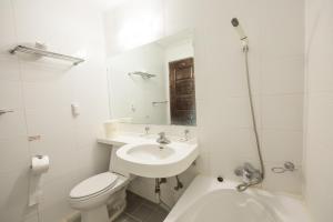 郁陵迪乌隆度假村的白色的浴室设有卫生间和水槽。