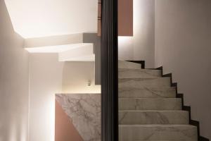 帕丘卡德索托Casa Basalto的楼梯间,有大理石台阶