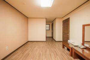 郁陵迪乌隆度假村的一间空房间,配有书桌和门