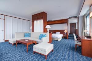 北九州门司港普乐美雅酒店的酒店客房带两张床和一个客厅