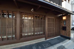 京都竹屋西阵豪华町屋的进入带木门的建筑的入口
