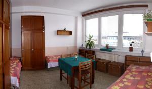布拉格莫德拉旅馆的客房设有桌子、两张床和窗户。