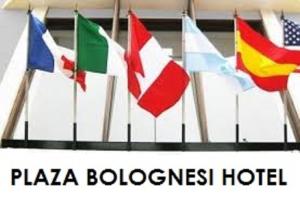 特鲁希略Hotel Plaza Bolognesi 344的酒店顶部有一组国际国旗
