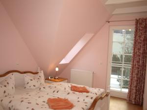 欧巴德伍斯图Aalkoje Ostseebad Wustrow的一间卧室设有一张床和一个窗口