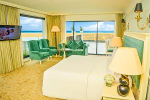 科伦坡科伦坡金斯伯里酒店的酒店客房设有一张床,享有海景。