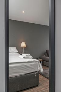 温彻斯特Paddock Drive的一间卧室配有一张床和镜子