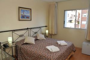 埃斯特角城马贝拉酒店的一间卧室配有一张带两个枕头的床