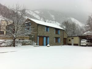 Sorripas时代公寓的雪中的房子,有雪覆盖的院子