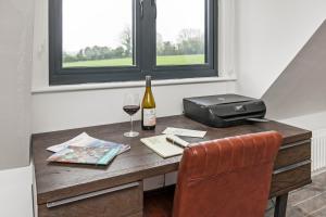 温彻斯特Paddock View的一张桌子,上面放着一瓶葡萄酒和一杯