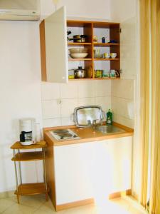 卡什泰拉Apartments Ruza的厨房配有水槽和台面