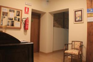 塞哥维亚拉朱德里亚住宿酒店的一间带椅子和灭火器的客厅