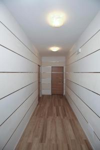马格拉威尼斯阁楼公寓的一间空房间,铺有木地板,设有门