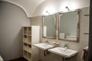 马里博尔4号客房酒店的浴室设有2个水槽和镜子